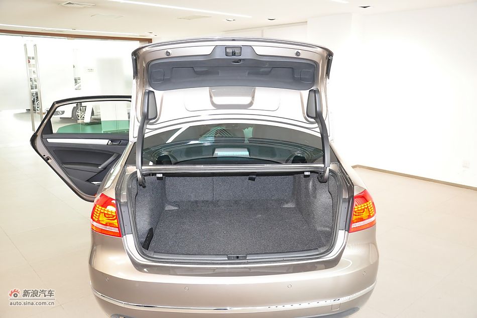 2011款帕萨特座椅空间