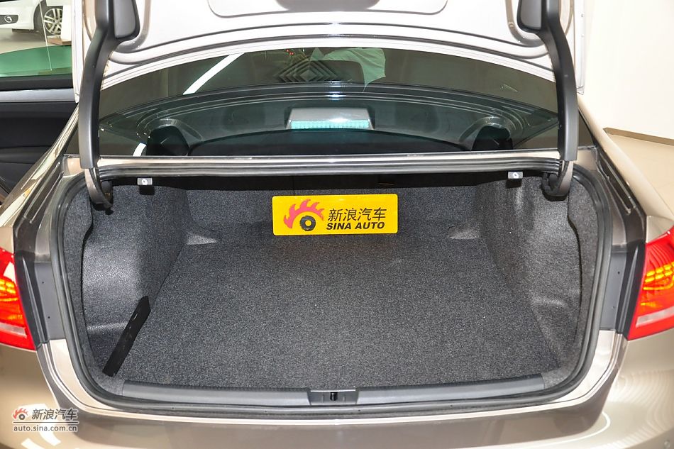 2011款帕萨特座椅空间