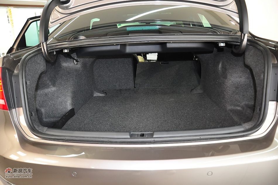 2011款帕萨特座椅空间