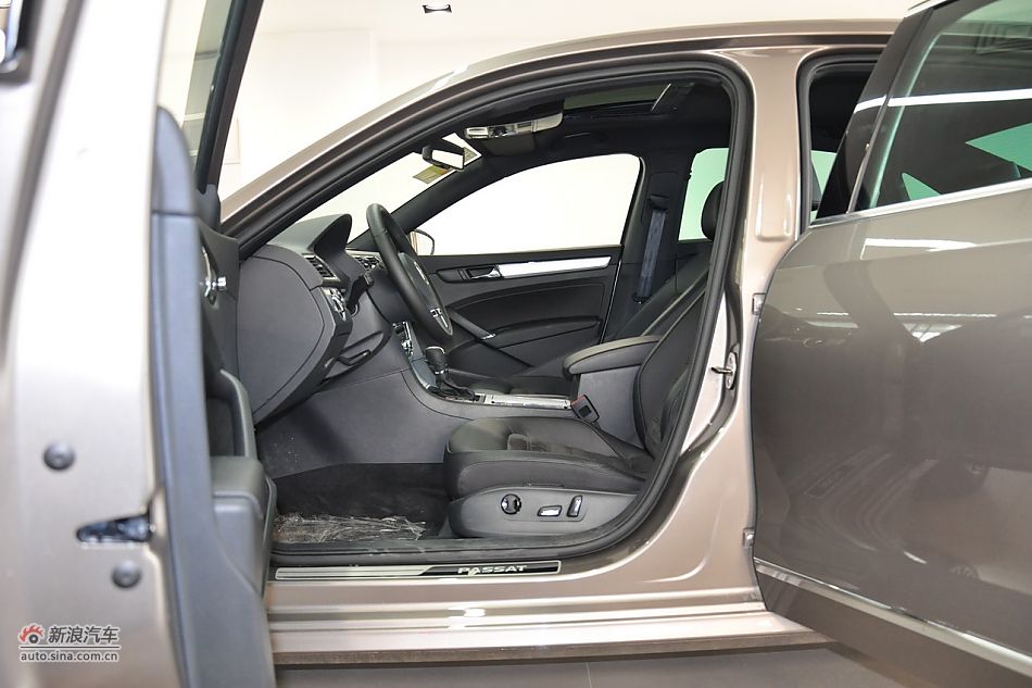 2011款帕萨特座椅空间