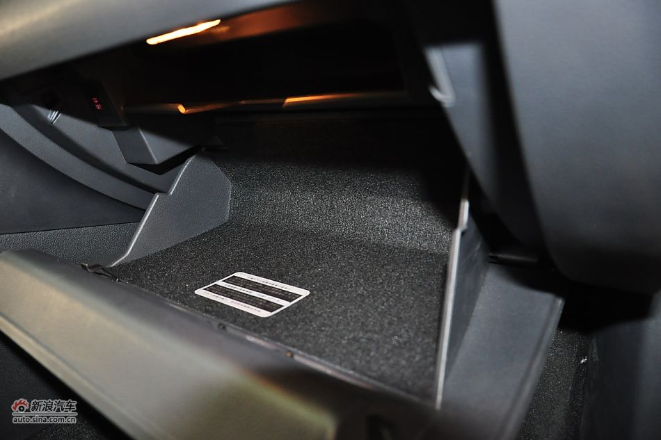 2011款帕萨特座椅空间