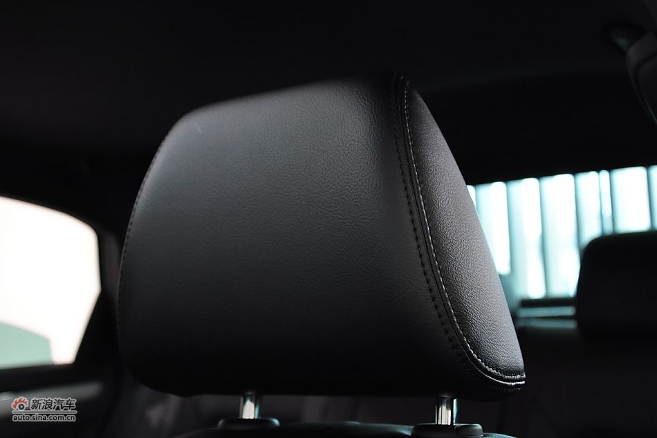 2011款帕萨特座椅空间