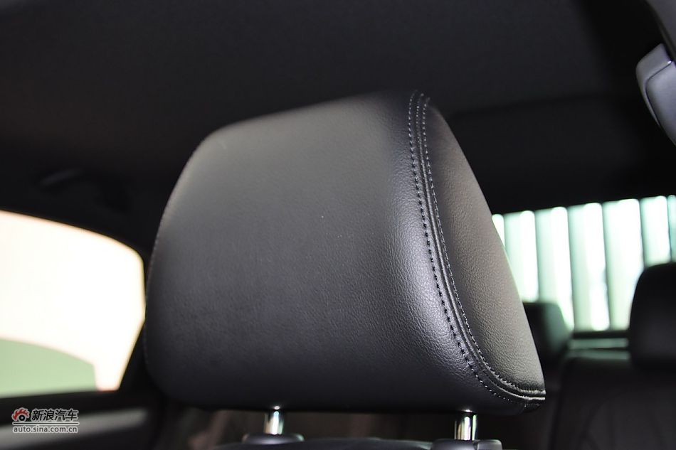 2011款帕萨特座椅空间