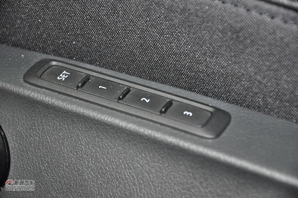 2011款帕萨特座椅空间