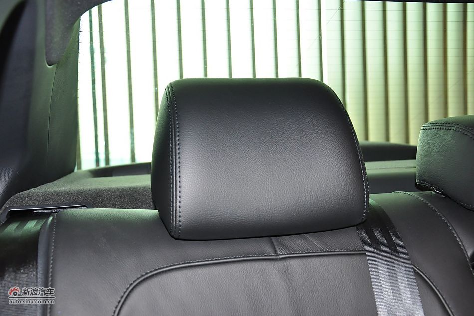 2011款帕萨特座椅空间