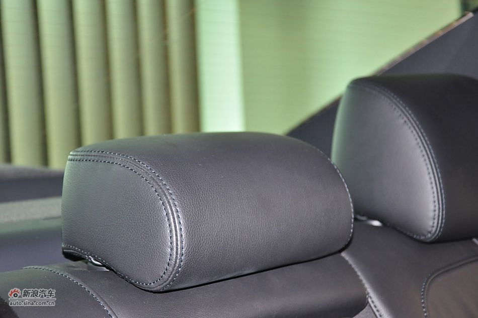 2011款帕萨特座椅空间