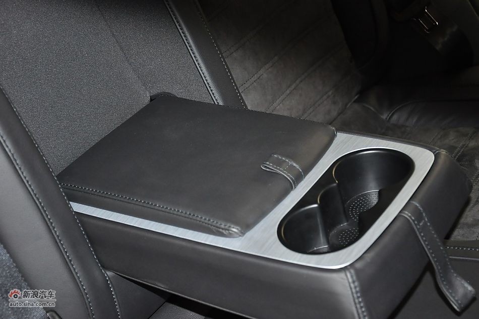 2011款帕萨特座椅空间