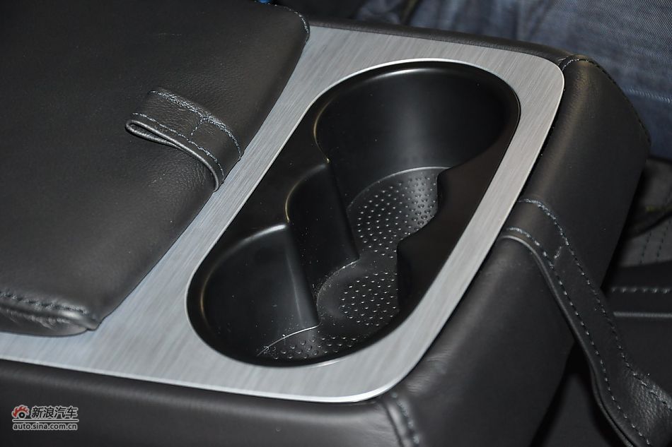 2011款帕萨特座椅空间