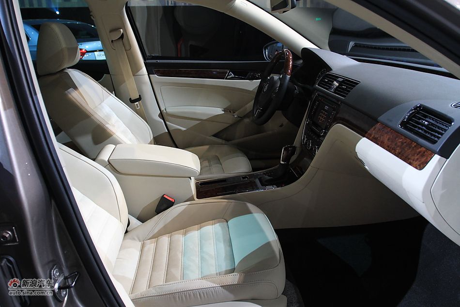 新浪汽车体验试驾全新帕萨特