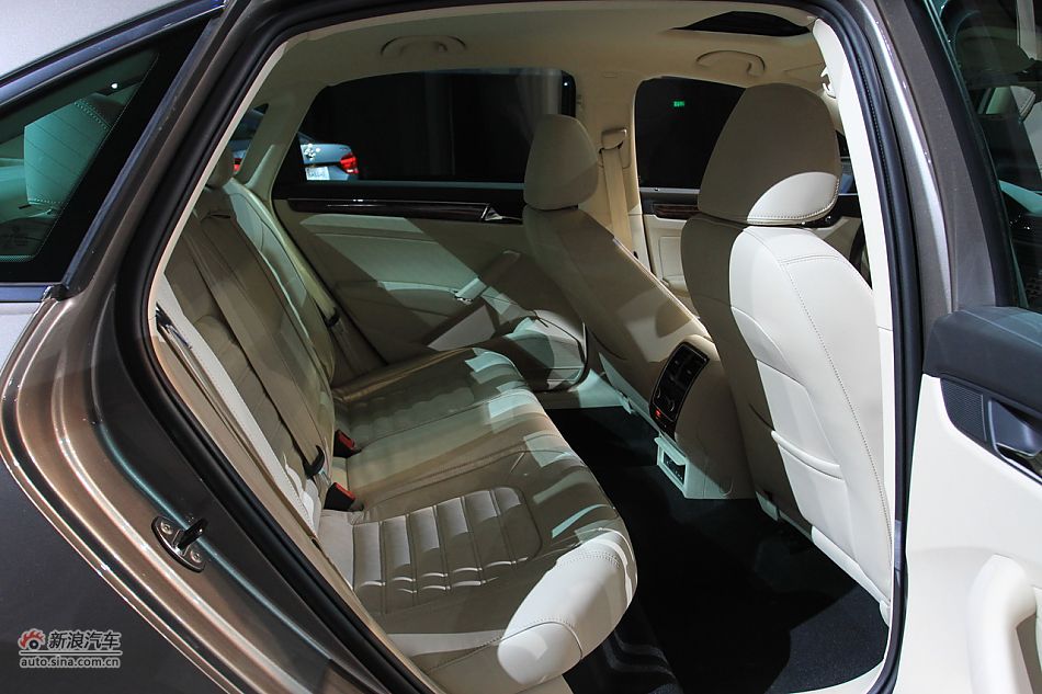 新浪汽车体验试驾全新帕萨特