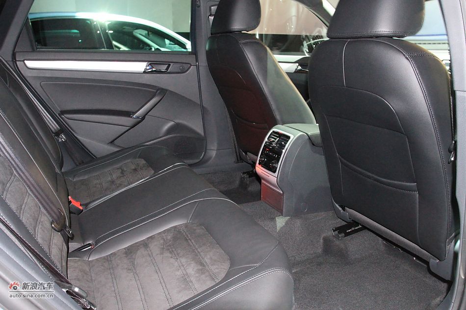 新浪汽车体验试驾全新帕萨特