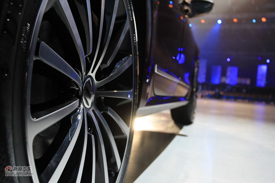 新浪汽车体验试驾全新帕萨特