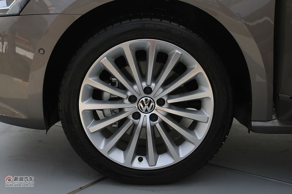 新浪汽车体验试驾全新帕萨特