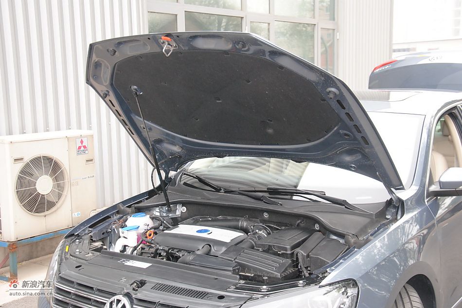 2011款帕萨特发动机舱