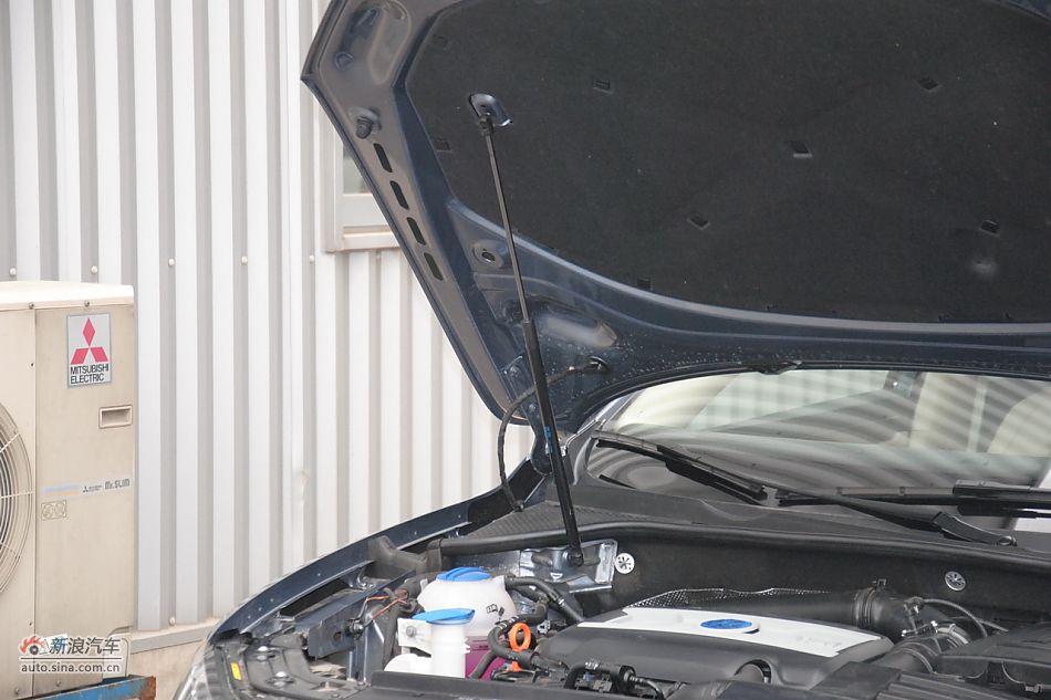 2011款帕萨特发动机舱