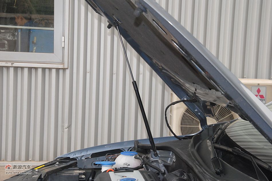 2011款帕萨特发动机舱