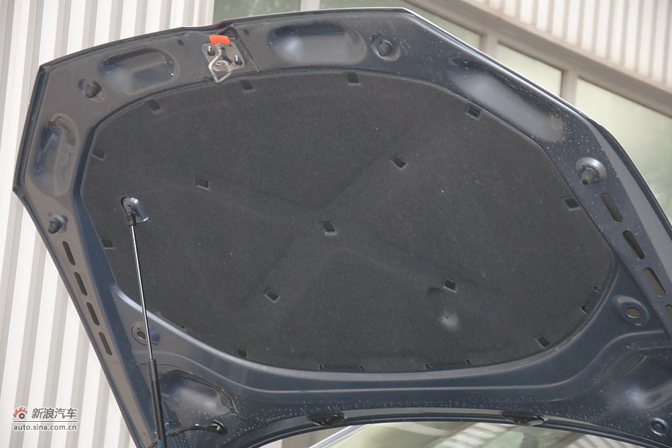 2011款帕萨特发动机舱