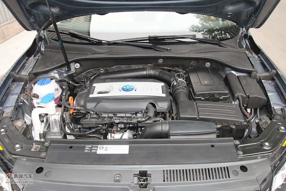 2011款帕萨特发动机舱