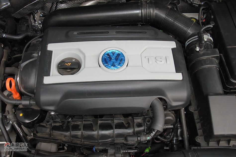 2011款帕萨特发动机舱
