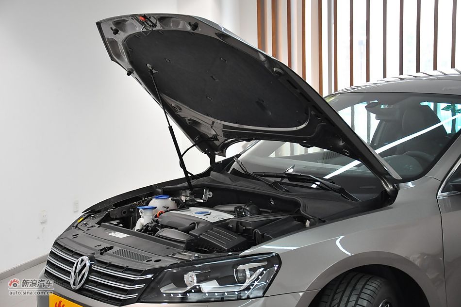 2011款帕萨特发动机舱