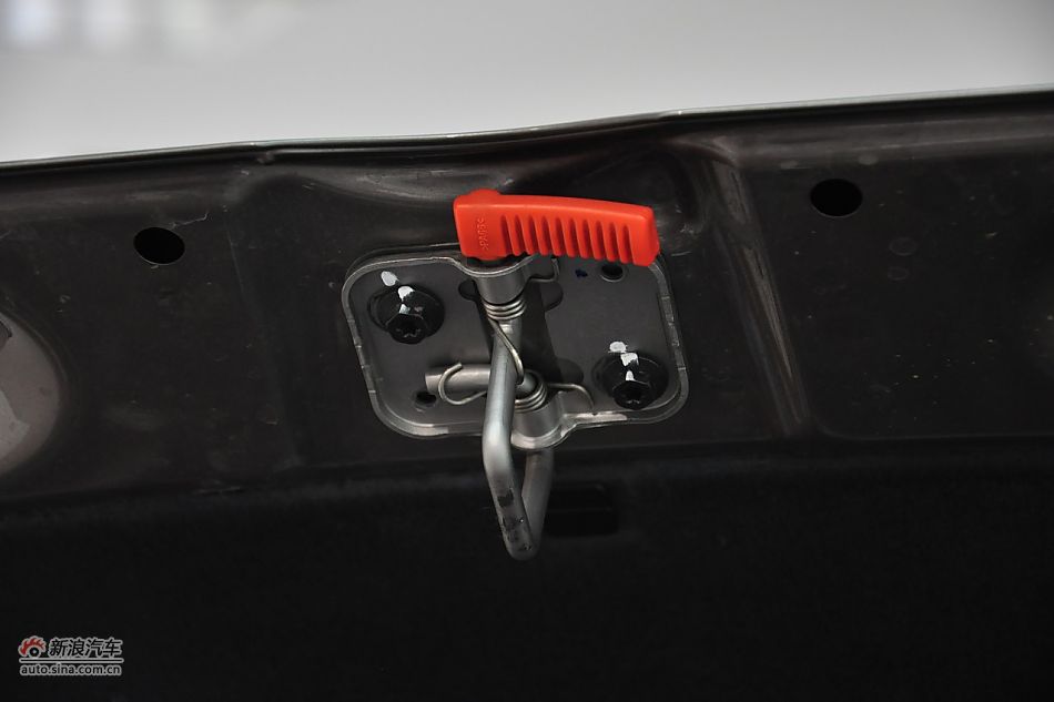 2011款帕萨特发动机舱