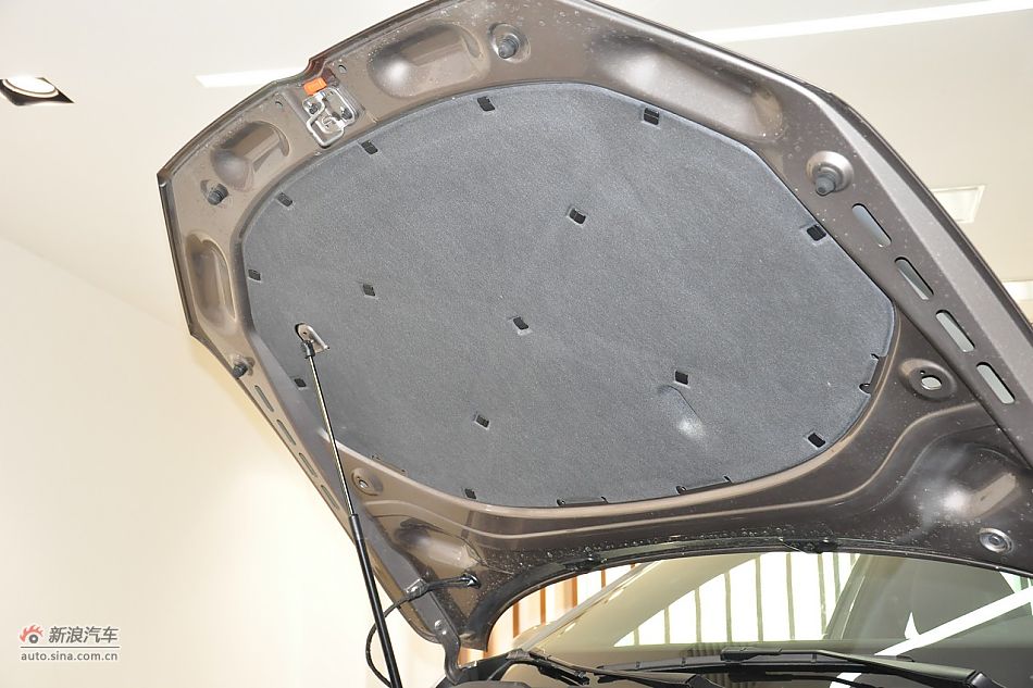 2011款帕萨特发动机舱