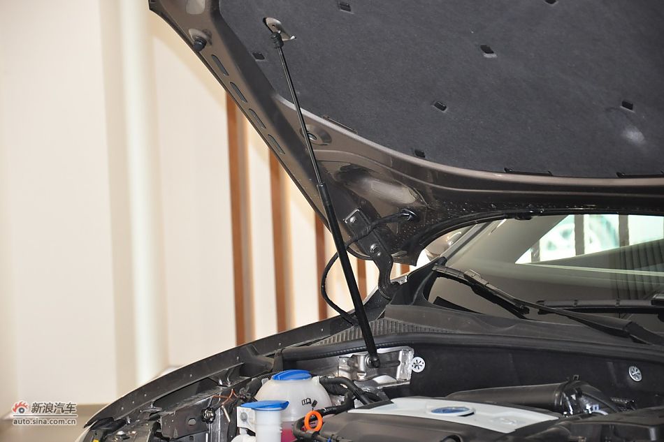 2011款帕萨特发动机舱