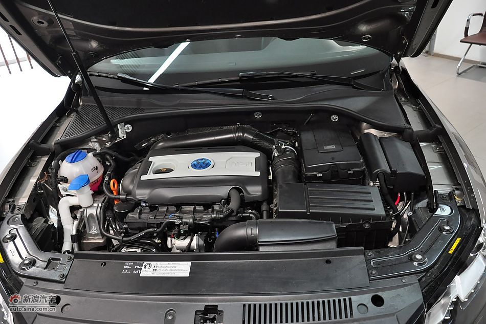 2011款帕萨特发动机舱