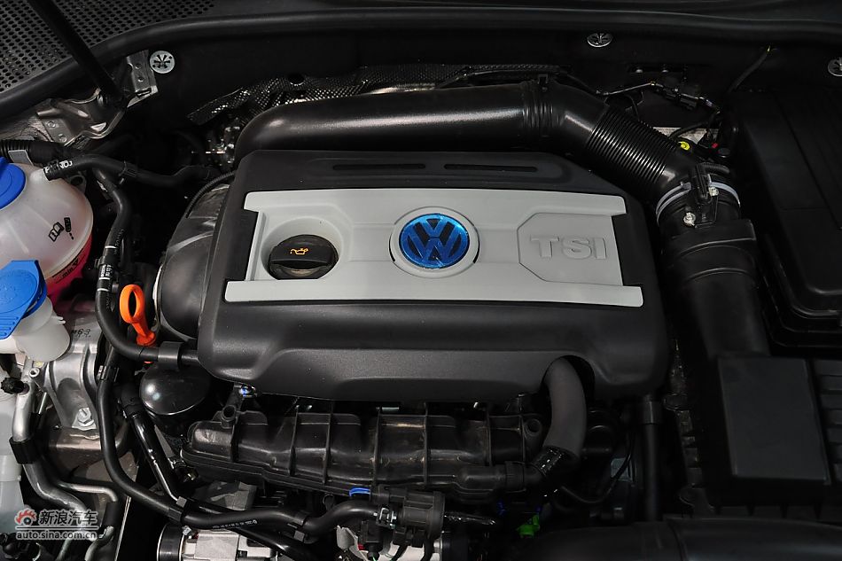 2011款帕萨特发动机舱