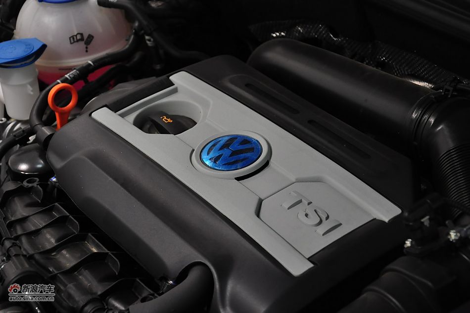 2011款帕萨特发动机舱