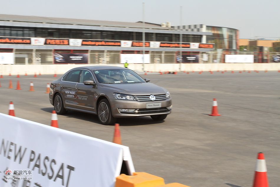 新浪汽车体验试驾全新帕萨特