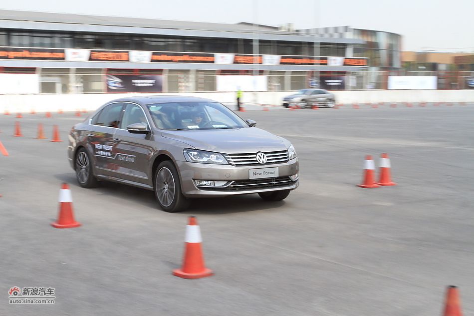 新浪汽车体验试驾全新帕萨特