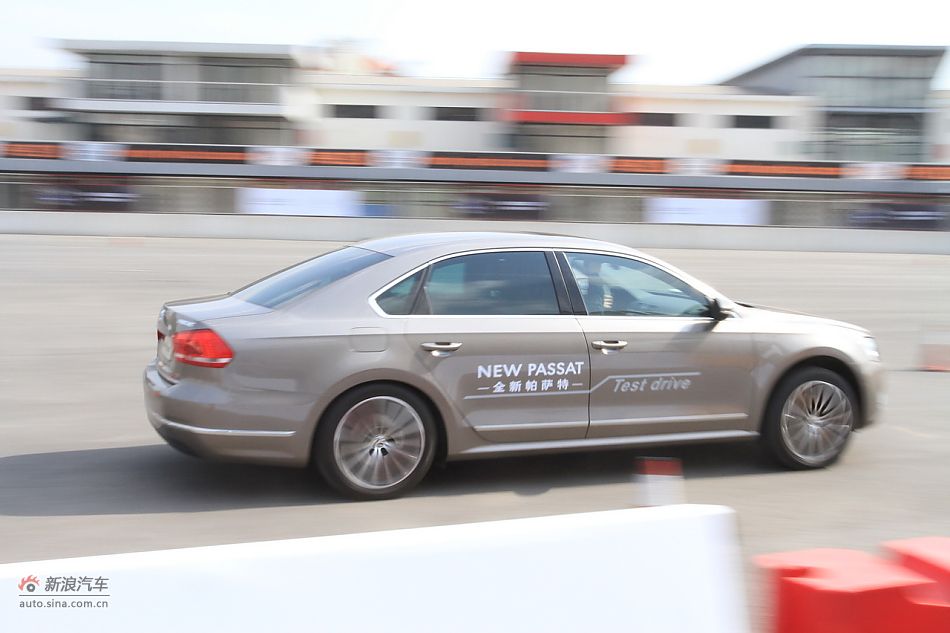 新浪汽车体验试驾全新帕萨特