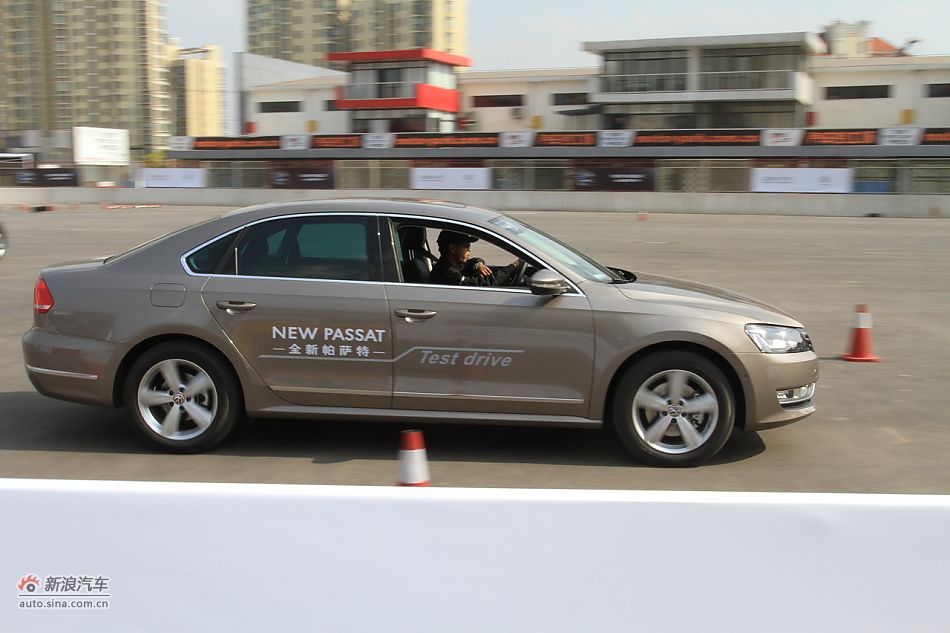 新浪汽车体验试驾全新帕萨特