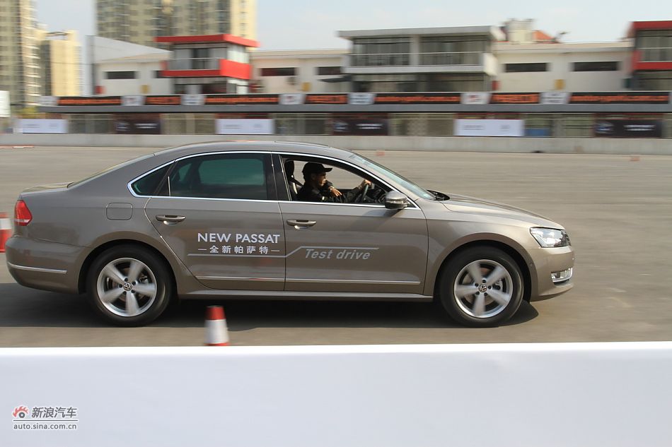 新浪汽车体验试驾全新帕萨特