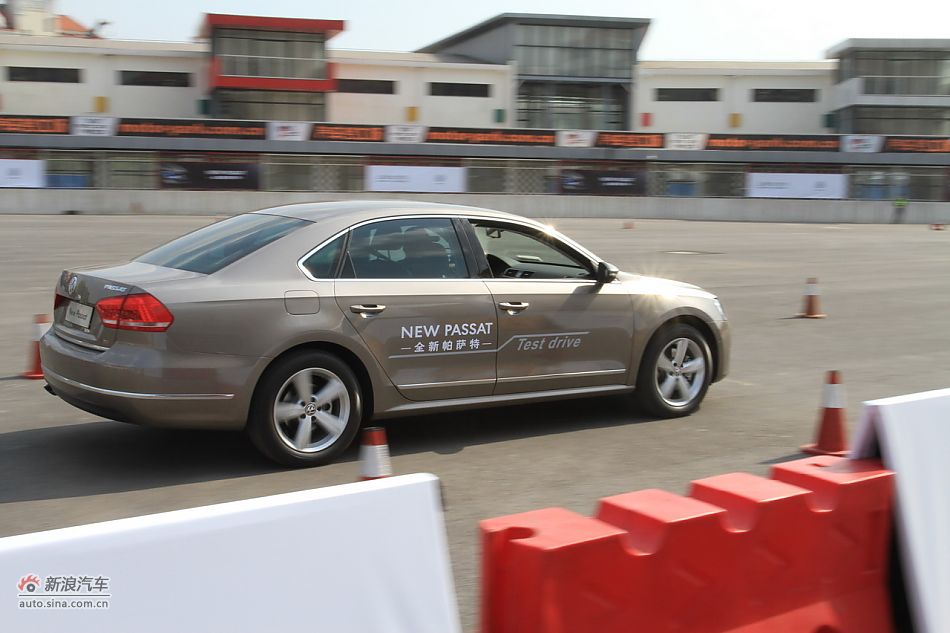 新浪汽车体验试驾全新帕萨特
