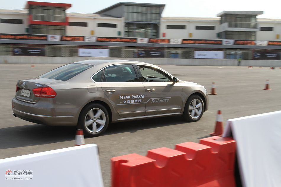 新浪汽车体验试驾全新帕萨特