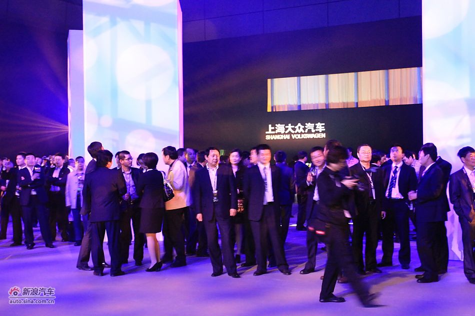 新帕萨特上市现场图