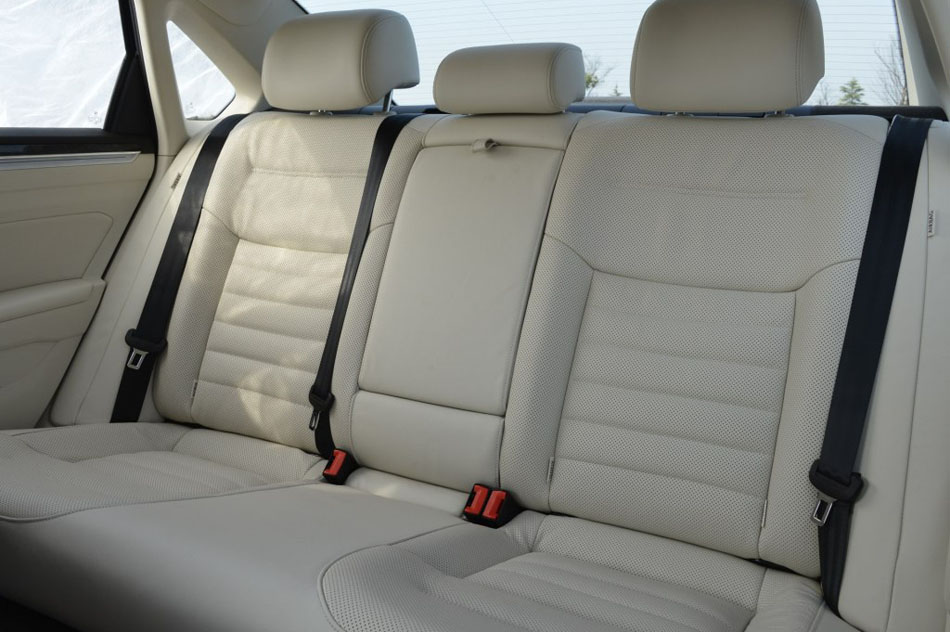 2016款 380TSI DSG至尊版 座椅空间