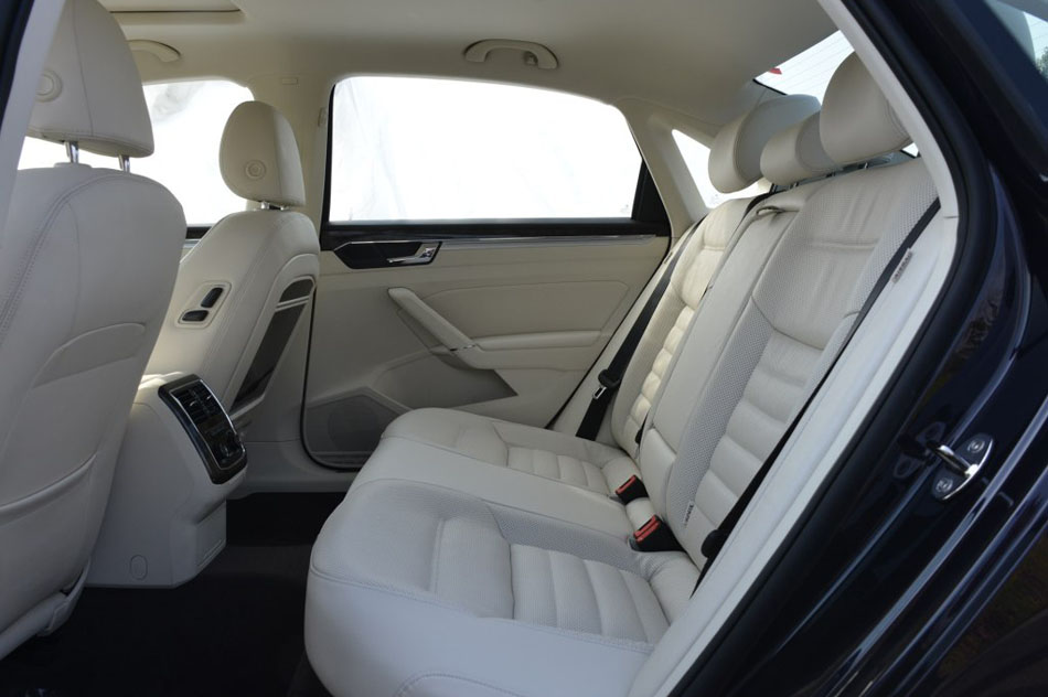 2016款 380TSI DSG至尊版 座椅空间