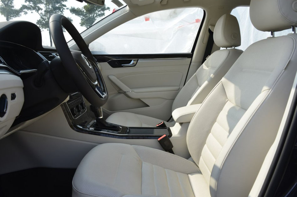 2016款 380TSI DSG至尊版 座椅空间