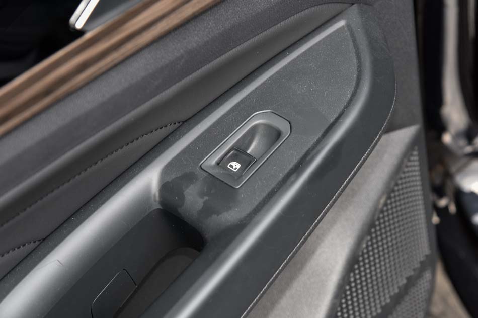 2019款 380TSI 尊贵版 座椅空间