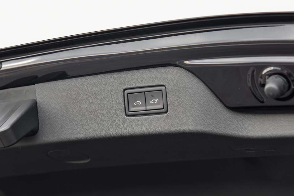 2019款 380TSI 尊贵版 座椅空间