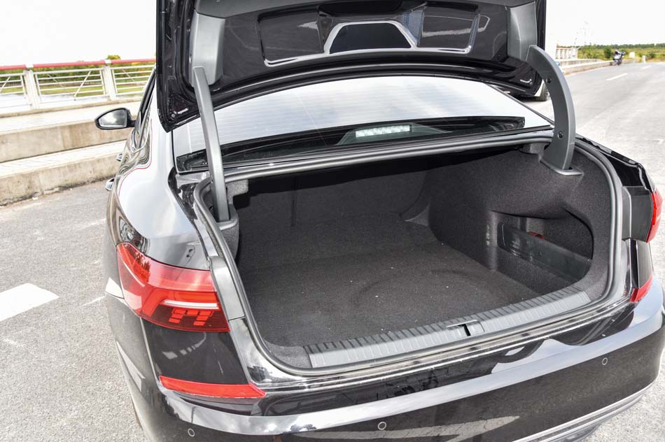 2019款 380TSI 尊贵版 座椅空间