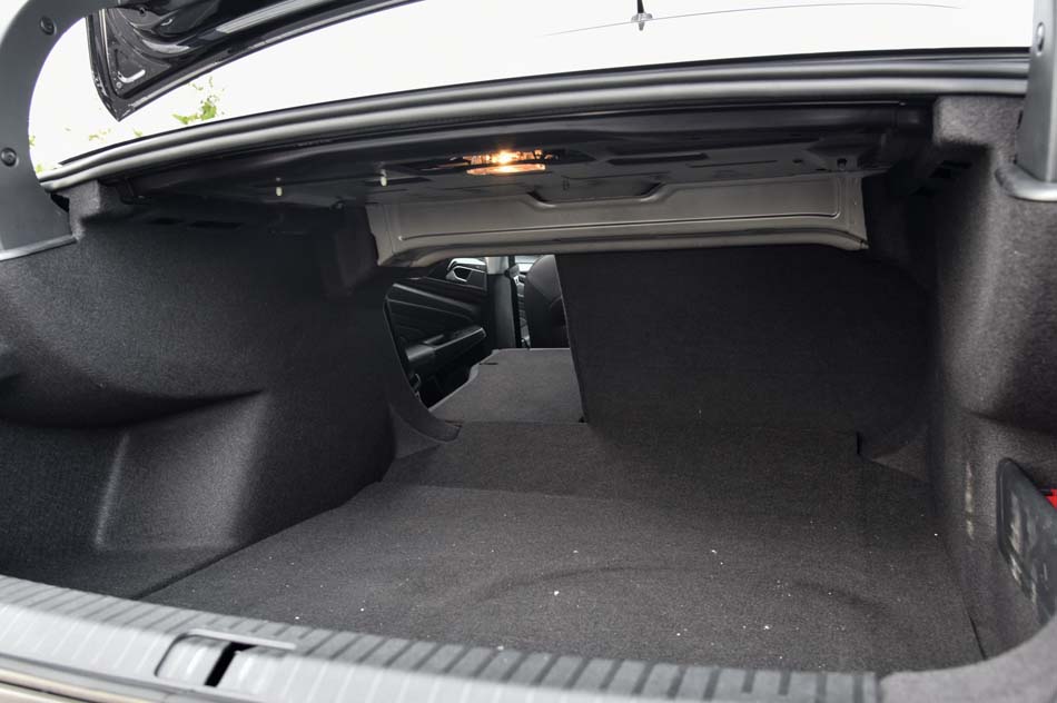 2019款 380TSI 尊贵版 座椅空间