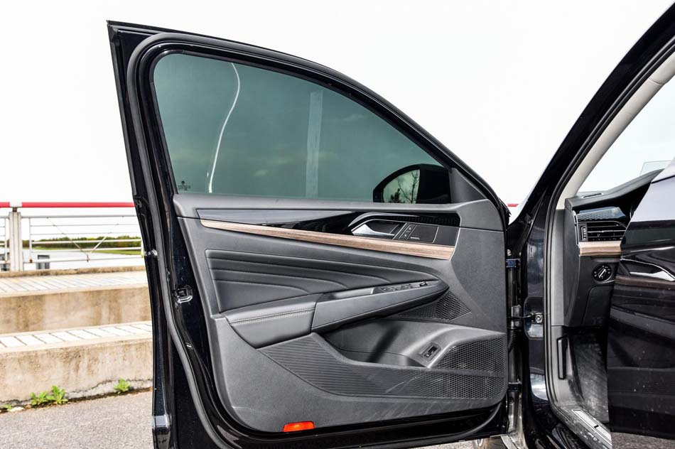 2019款 380TSI 尊贵版 座椅空间