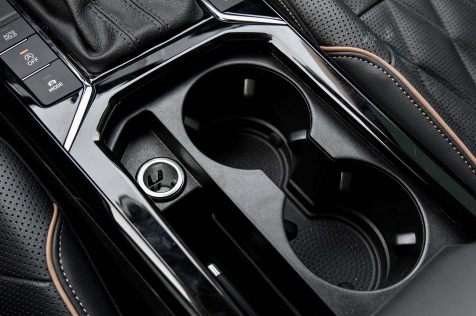 2019款 380TSI 尊贵版 座椅空间