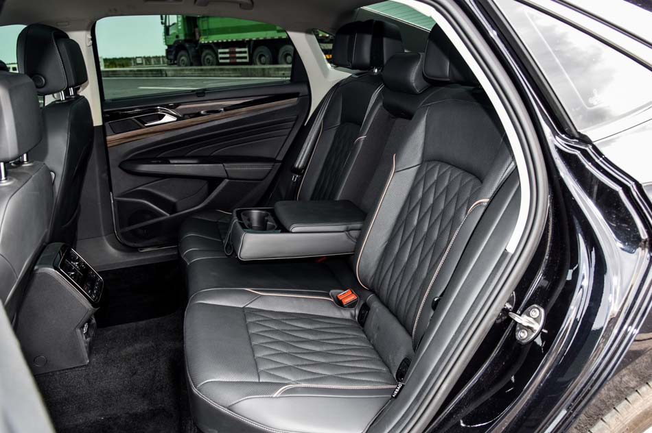 2019款 380TSI 尊贵版 座椅空间