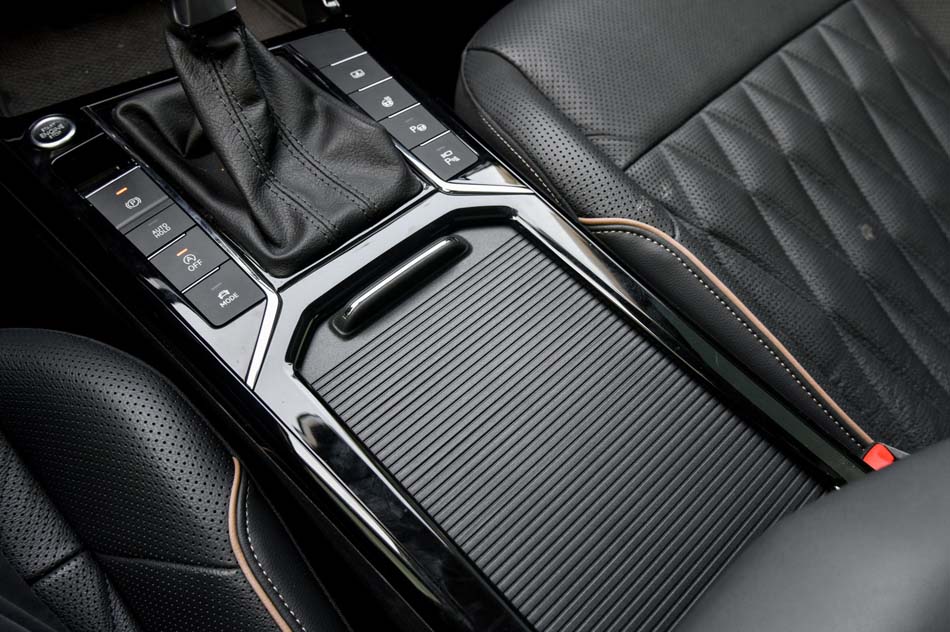 2019款 380TSI 尊贵版 座椅空间