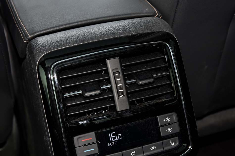 2019款 380TSI 尊贵版 座椅空间